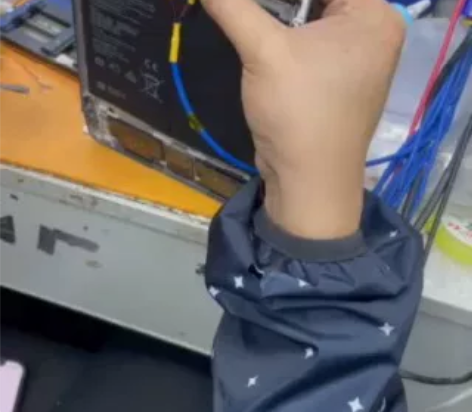 荣耀V6平板开机无屏，内存、有无锁未知。主...