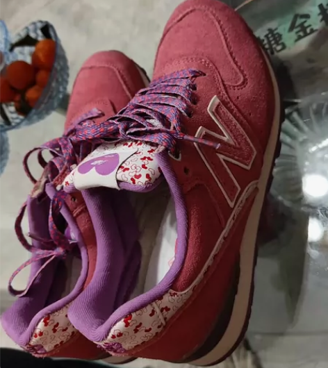 新百伦女鞋，37码，纯皮的 感兴趣的话点“...