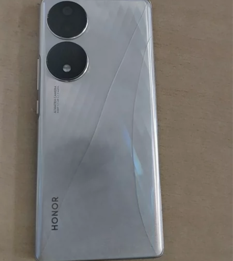 荣耀70，用了不到一年，背后有两条裂缝，不...