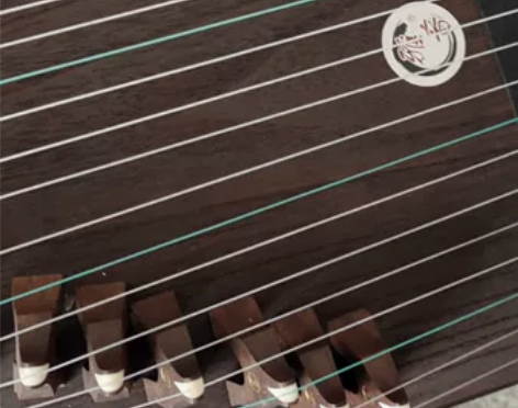 当时心血来潮买的古筝，到家时摸索学习弹过两...