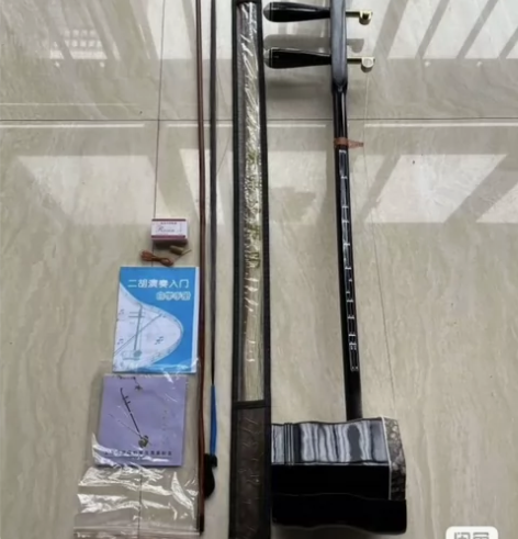 二胡全新，琴行上千块买的，一次没有用过，音...