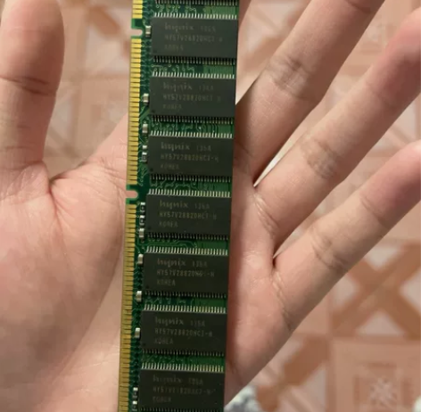 不记得是什么内存条了 10元不包邮给有缘人...