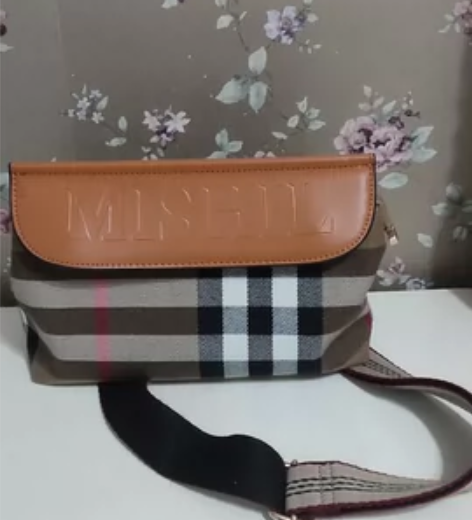 包包买来只背了两天，几乎全新，五金很亮，质...