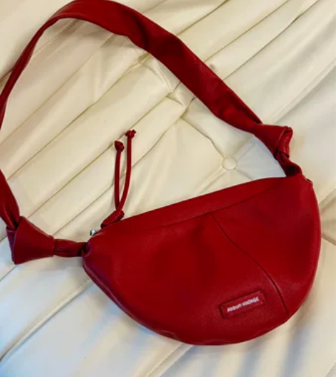 包包是官网旗舰店由闺蜜购入赠送与我的、包包...