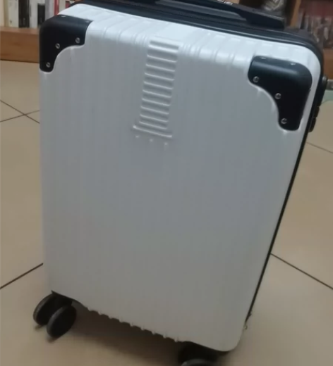 20寸行李箱，只用过一次，九五新。 感兴趣...