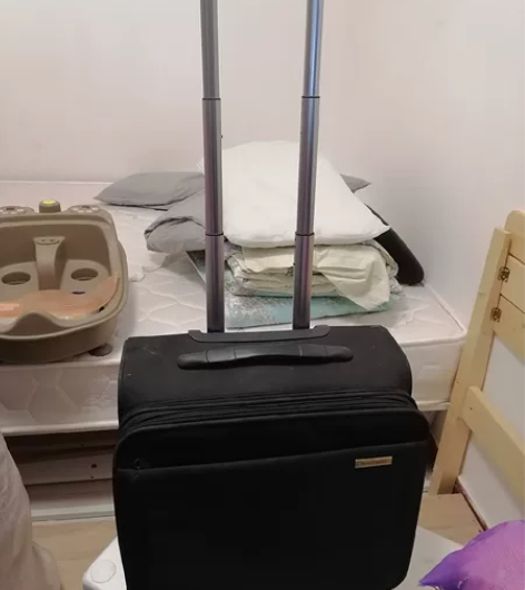 好几个拉杆箱，几乎全新转给需要的人，买时候...