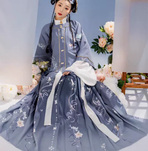 出玉术的繁花 试穿过，实物没有这么灰 可刀...