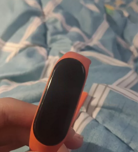 小米手环6表带坏 有盒子充电线 感兴趣的话...