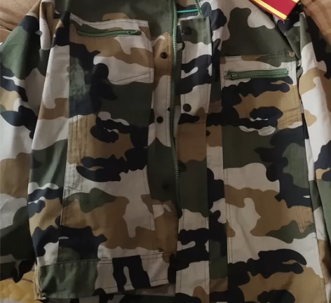 出一套军训迷彩服套装 包含衣服，裤子，鞋子...