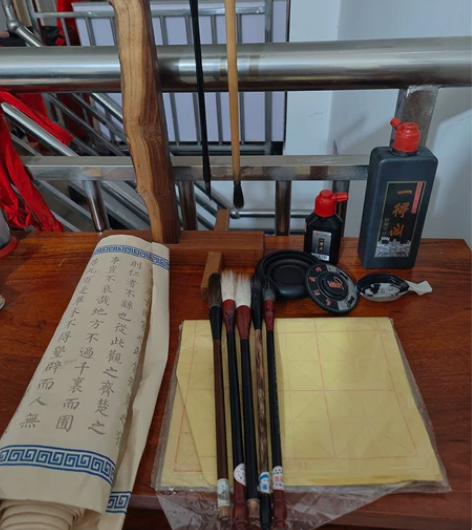 毛笔?墨水?毛笔架子?宣纸?研磨的 自提几...