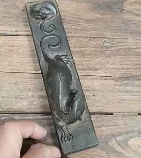 镇纸，尺寸长22宽4.5高3厘米，标价是一...