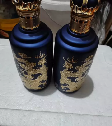 一对空瓶子处理，双龙戏珠，做工精细美观大方...