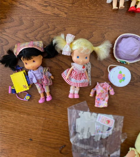 草莓娃娃万代 拆开盒子没玩过 官配都在 只...