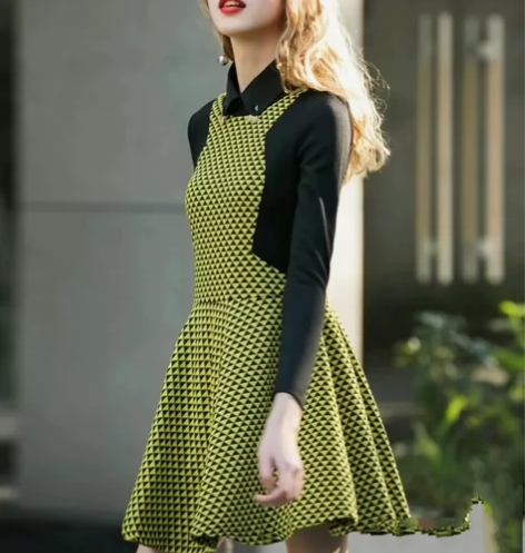 出绿色格子的连衣裙，适合秋冬穿着，款式为背...