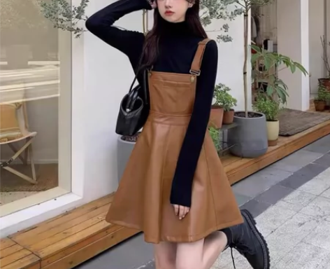 咖色百搭蛋白皮PU背带皮裙，简约宽松显瘦A...