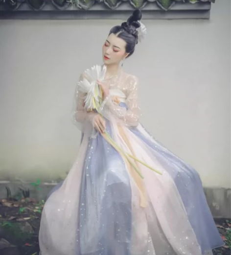 轻汉坊翩染，s码，三件套加一个上儒 感兴趣...