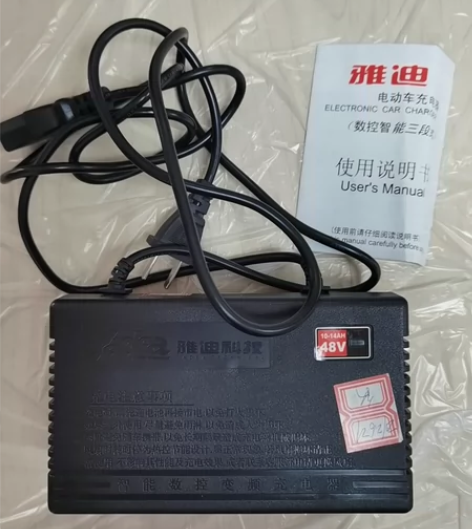 雅迪电动车充电器48V 包装齐全。