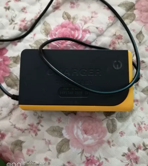 电动车充电器 64V12AH 两个，一个新...