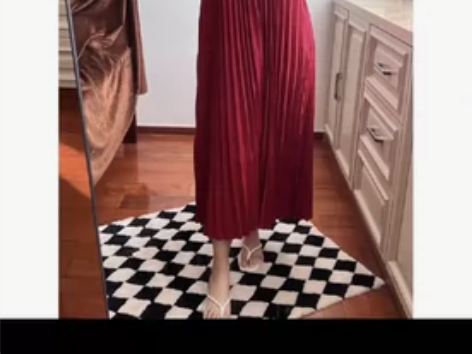 纯色简约风琴百褶吊带连衣裙宽松大摆显瘦u领...