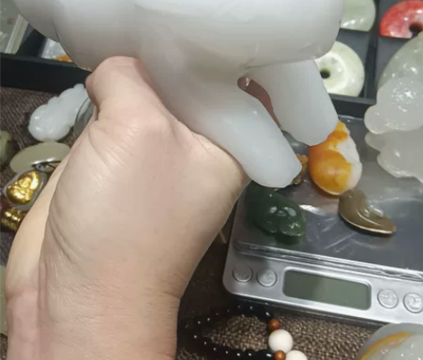 天然碳酸盐质玉牛摆件，雕工精细，喜欢可入手...