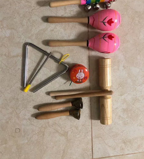 儿童乐器一套。内容都在图里了，碰钟一对、沙...