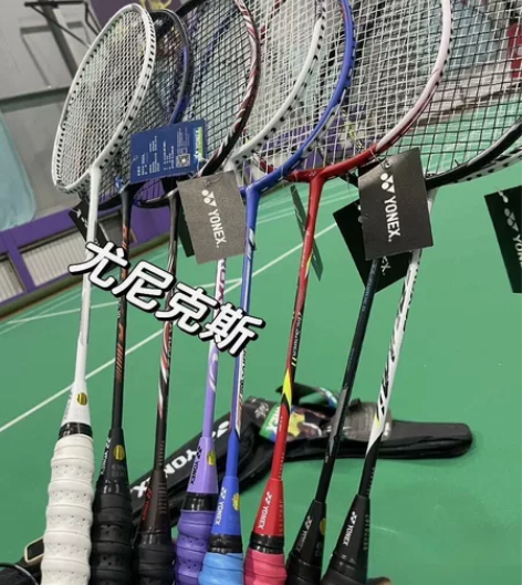 羽毛球馆不开了，转让全新尤尼克斯羽毛球拍，...