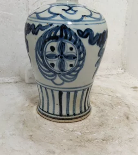 青花小瓶完整品相如图清晰可见 感兴趣的话点...