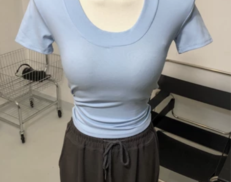 色彩美学~垫肩U领短袖T恤修身短款打底衫上...