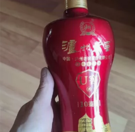 酒瓶子，还有其他的，摆酒柜当摆件挺好，可以...