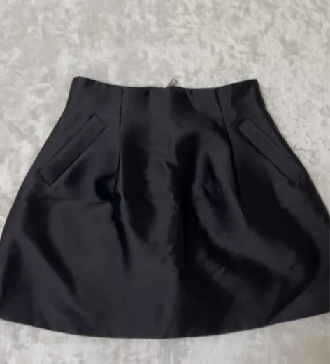 黑色花苞半裙，M码，腰围70，适合110以...