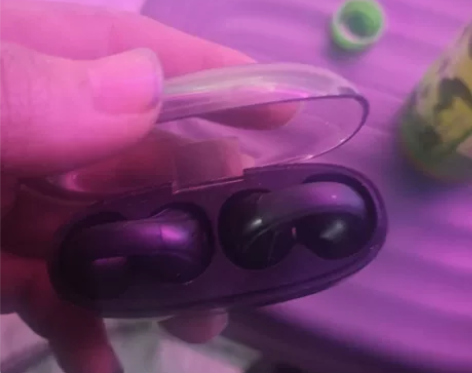 出图中的产品是一加云耳2真无线蓝牙耳机，品...