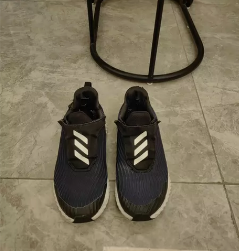 阿迪35码半，商场购买。上脚很舒服孩子穿的...