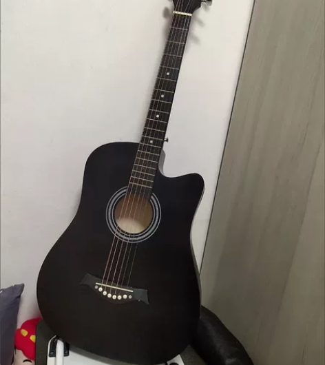 要搬家了带不走，原价九百多买的几乎全新吉他...