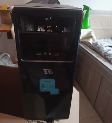 出售个人二手空机箱，送一个300W电源，因...