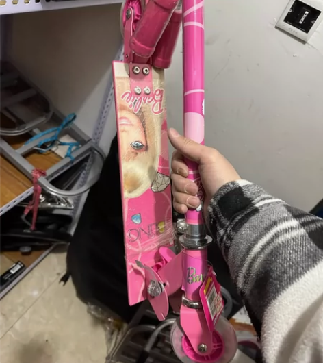 全新儿童两轮滑板车 正版 芭比 带车梯 带...