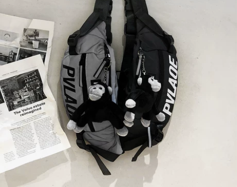 潮牌ins斜挎包运动男包小背包男士反光胸包...