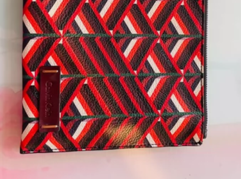 CK手拿包，大小和A4纸差不多大 感兴趣的...