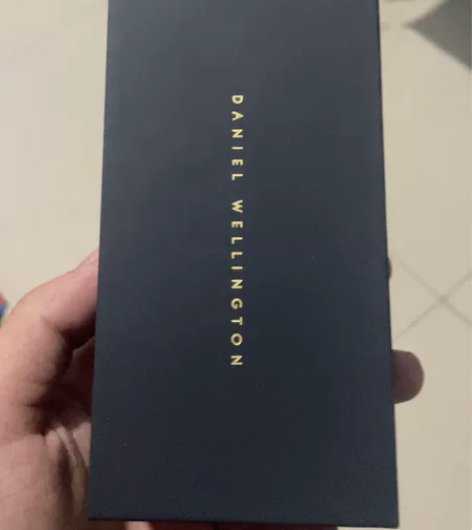 给女朋友买的手表分手了便宜卖了DW不介意的...