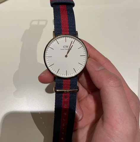 DW手表 有一小划痕  戴几次 赠一表带 ...