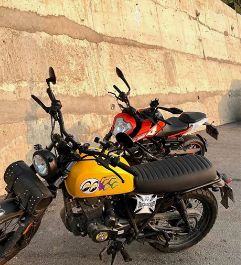 好朋友的小小摩托车很爱护 市里通勤代步简直...