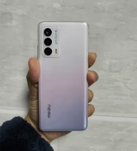 魅族18  8+128 屏幕轻微划痕，亮屏...