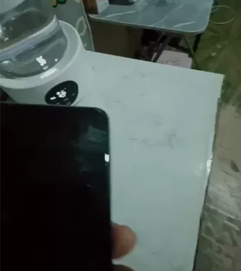 真我q3i，4?128，屏幕摔到角漏液了，...