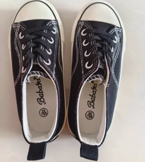 全新29男码儿童帆布鞋，鞋子侧面微瑕疵，便...