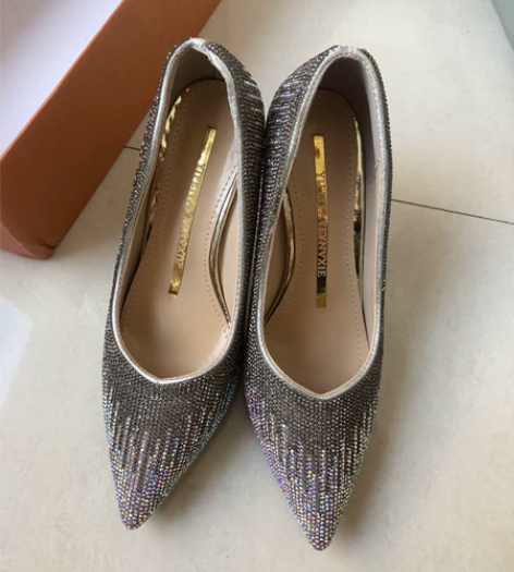 亦菲亚镶钻小高跟鞋全新的37码，闪闪的很漂...