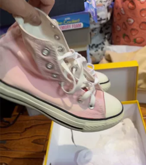 匡威帆布鞋 买的是红色 学着网上染颜色染成...