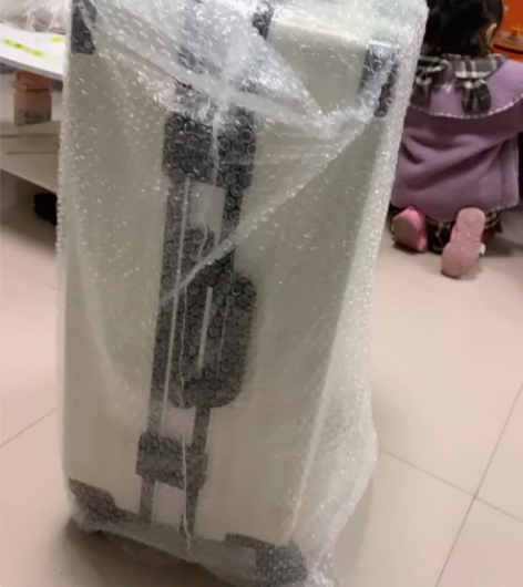 亲戚送的行李箱，自己也买了一个，一个24一...