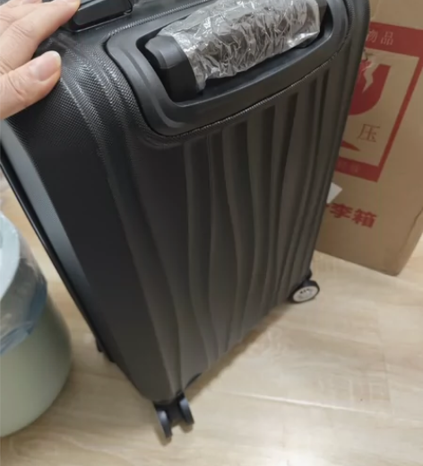 全新20寸拉杆箱，京东制造，标价900多好...