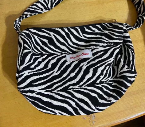 斑马纹单肩包腋下包 包包很好看 容量也大的...
