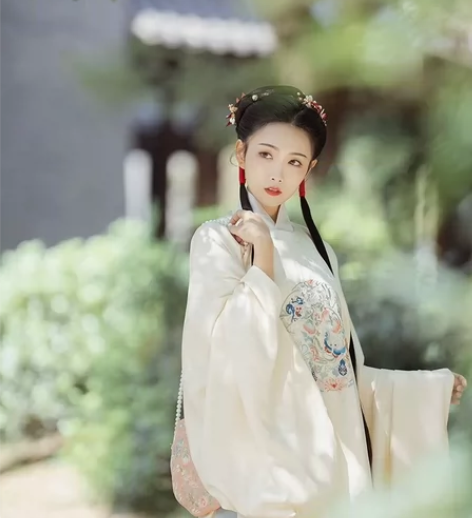 兰若庭 如约 圆领大襟 尺码L，颜色米白色...