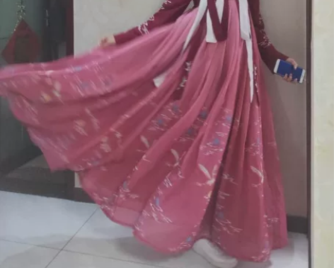 汉服襦裙 八成新，穿过几次，没有破损，还附...